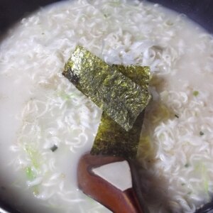 たまごともやしとのり入りとんこつラーメン